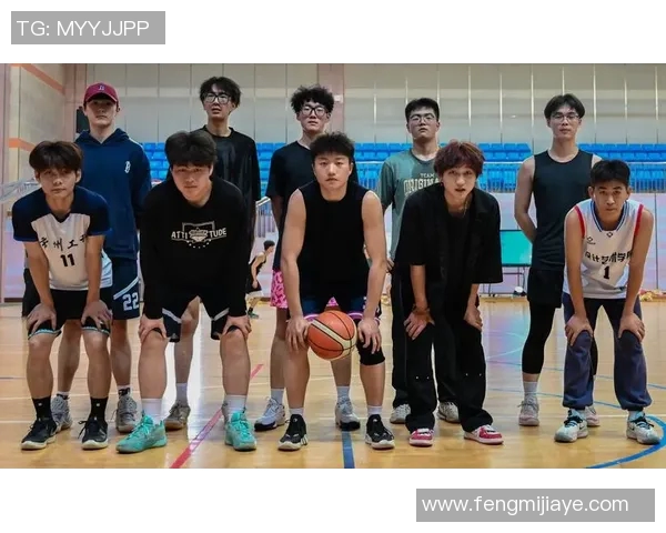 姚明与北体大学师生亲密合影展现篮球精神与青春活力 姚明与北体大学师生亲密合影展现篮球精神与青春活力