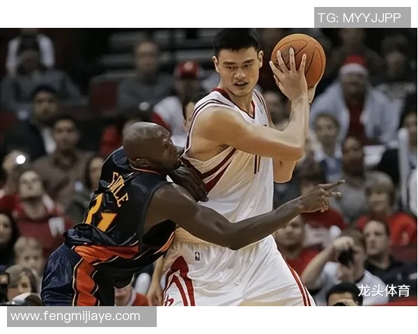 姚明在赛场上拼搏不息脚步流血展现不屈精神与篮球热爱