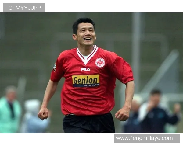 地铁广告中的足球明星杨晨展现运动魅力与城市活力