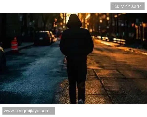 足球明星的辉煌与落寞背影揭示了人生的无常与孤独之美